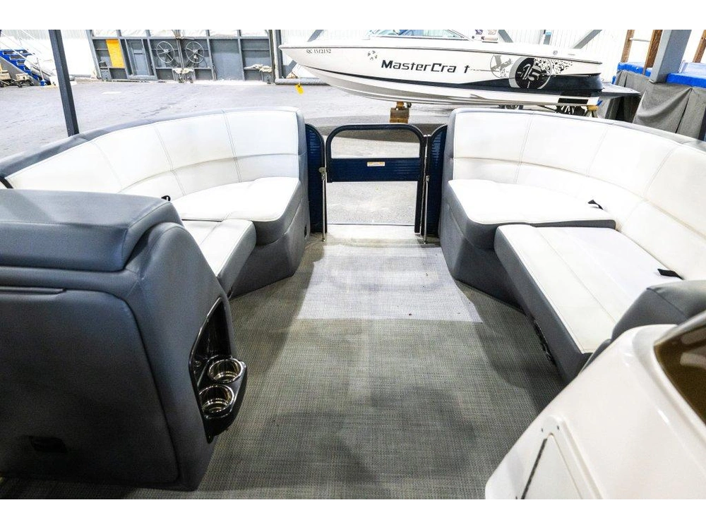 Manitou 22 Aurora Le Angler Merc 115 2022 alt