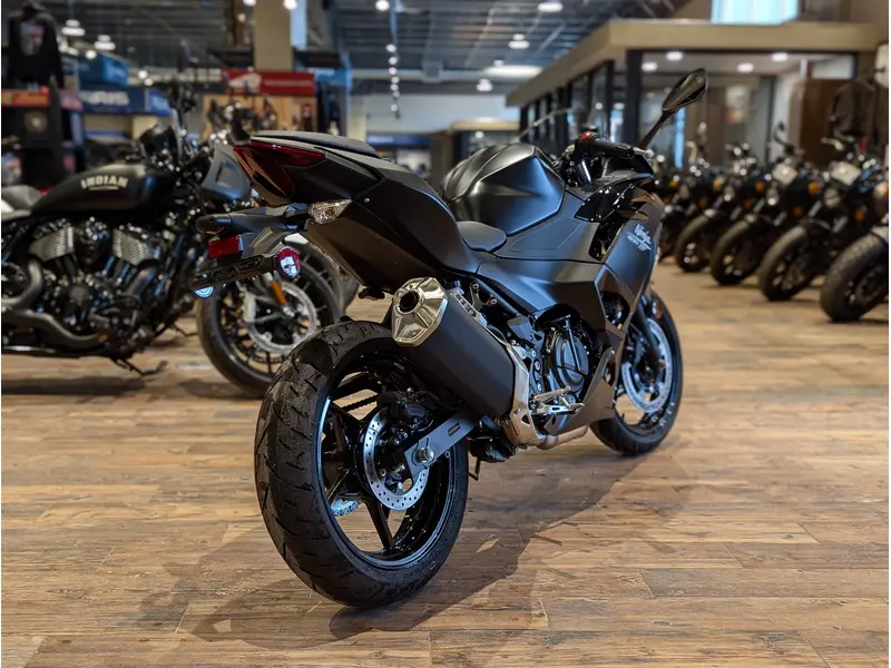 2026 Kawasaki Ninja 500 // Metallic Flat Spark Black/Metallic Spark Black thumbnail 11