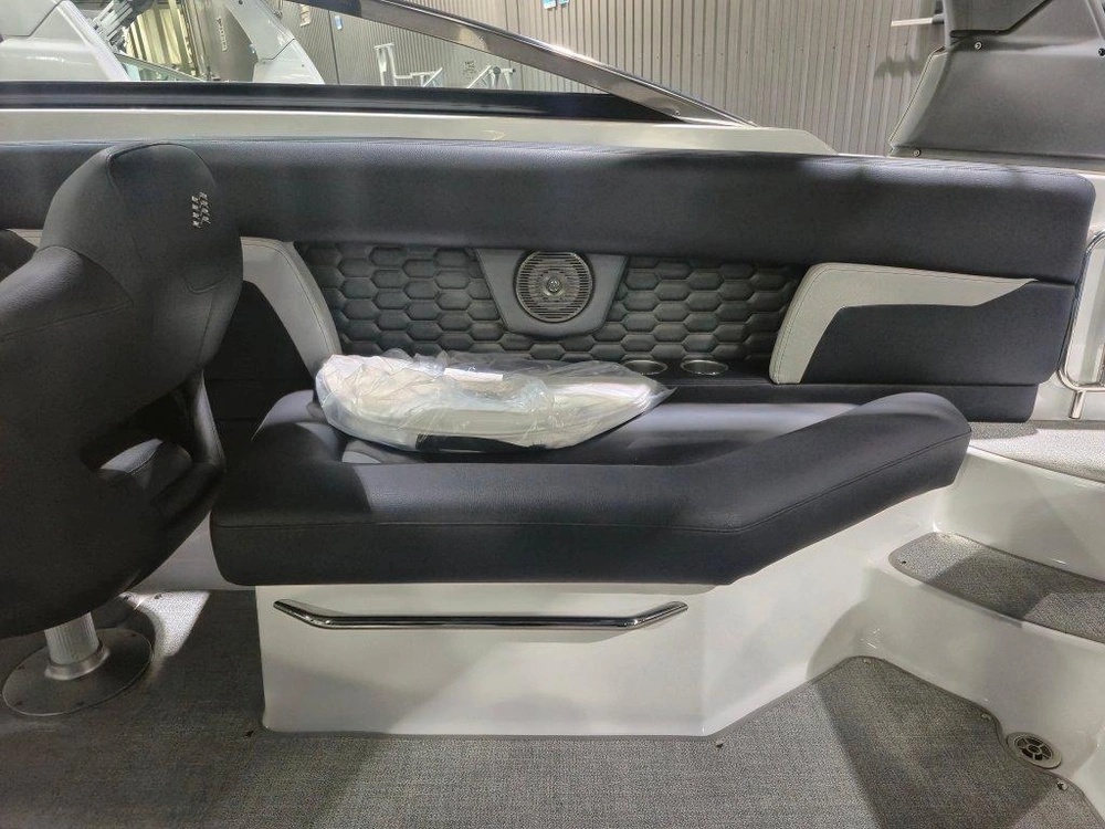 Four Winns Hd8 6.2l/350hp 2026 alt