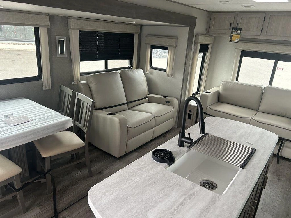 2025 Coachmen Legacy Edition 313rlts alt