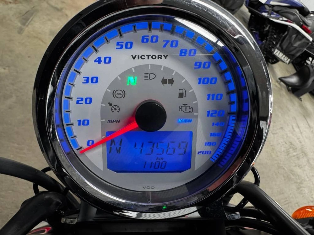 Victory Motorcycles Highball 2014 alt