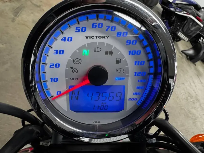 Victory Motorcycles HIGHBALL 2014