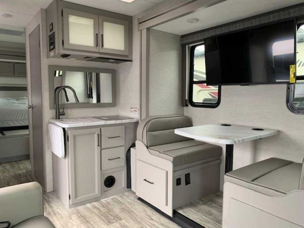 2024 Thor Motor Coach 24lw alt
