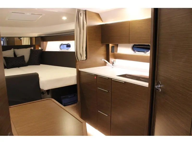 2021 Bavaria Motoryachts S33 HT VOLVO D3-220 EVC thumbnail 13