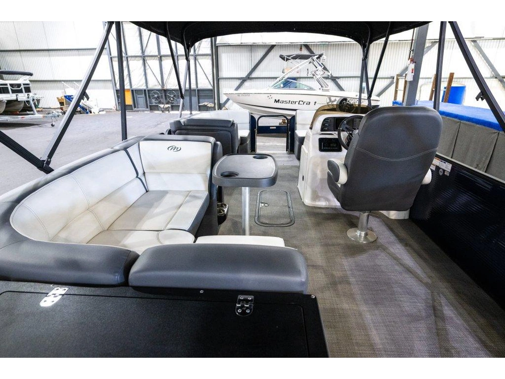 Manitou 22 Aurora Le Angler Merc 115 2022 alt