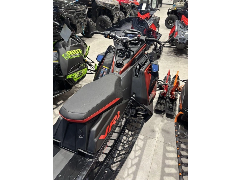 2025 Polaris Boost Indy Vr1 Dynamix 137 Matte Marmalade Orange / Gloss Black / Indy Red alt