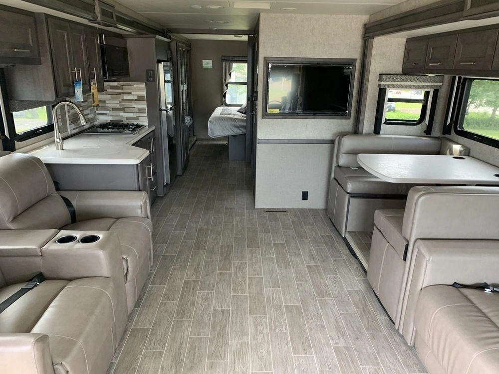 2022 Thor Motor Coach Miramar 35.2 alt