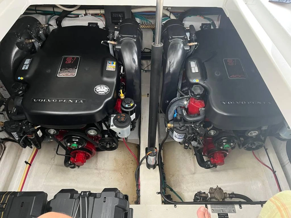 Cruisers Yachts 350 Express 2012 alt