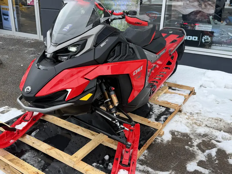 Lynx RAVE RE 850 E-TEC Ice Ripper XT 1.25" M.S./E.S. w/ 10.25" Touchscreen (CAN) 2024