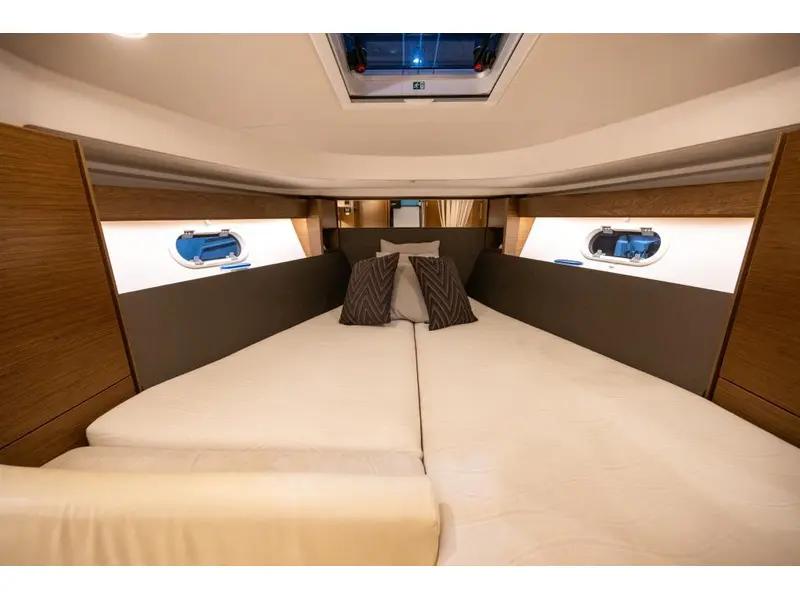 2018 Bavaria Motoryachts S33 HT VOLVO D3-220 thumbnail 14