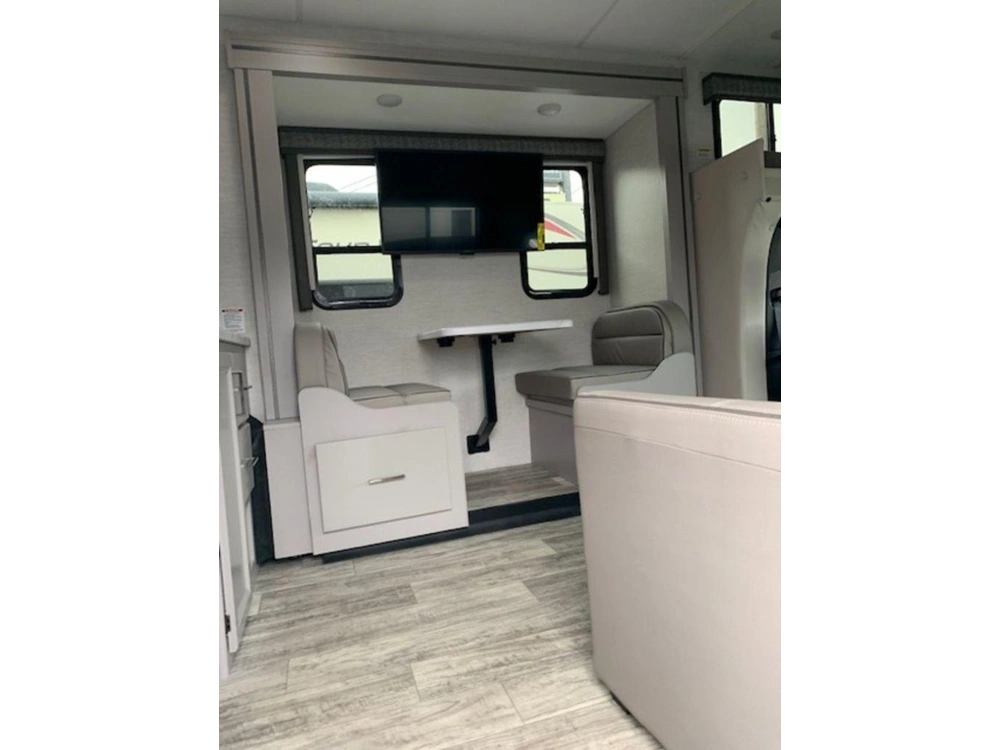 2024 Thor Motor Coach 24lw alt