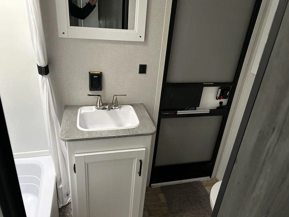 2022 Keystone Rv Hideout 318br alt