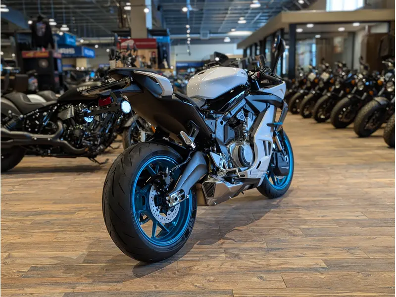 2026 CFMOTO 675SS // Nebula White thumbnail 11