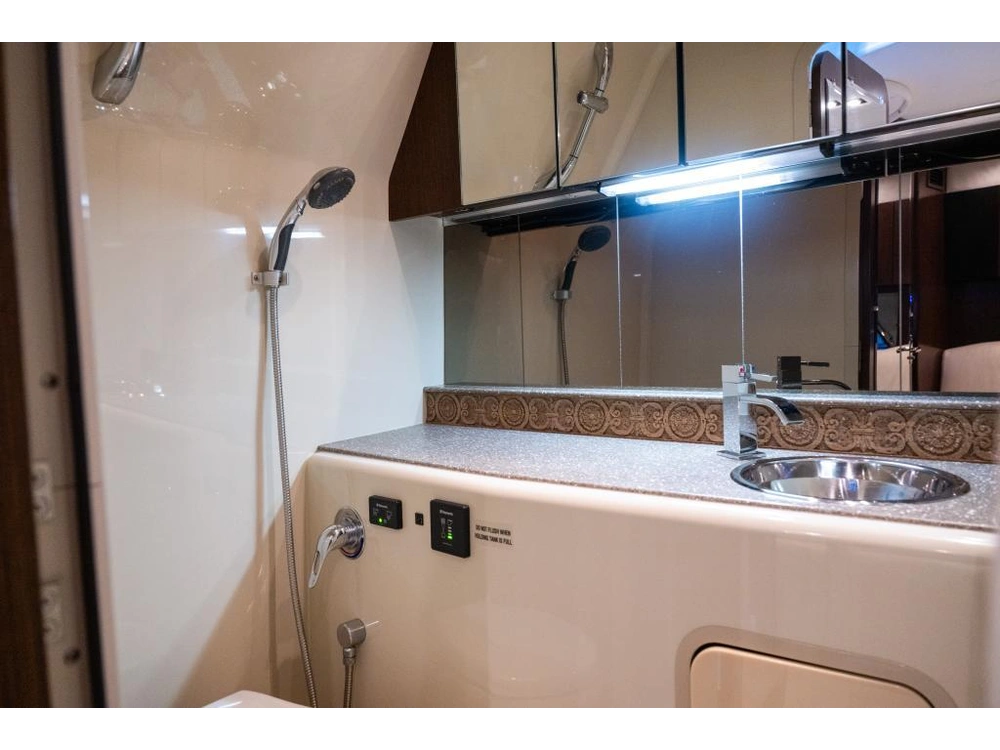 Cruisers Yachts 350 Express 2012 alt