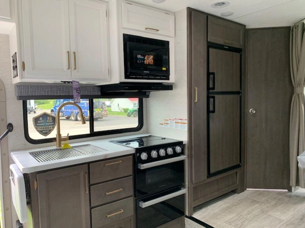 2024 Thor Motor Coach Chateau 24f alt