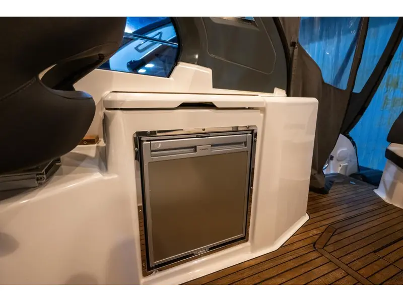 2018 Bavaria Motoryachts S33 HT VOLVO D3-220 thumbnail 8