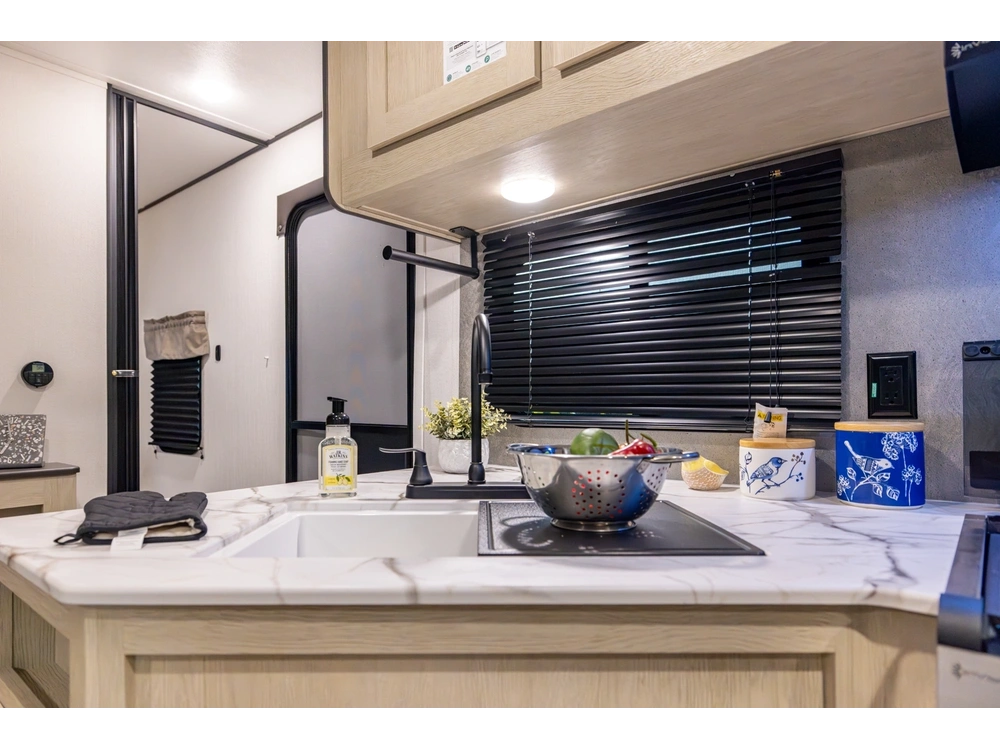 Coachmen Shasta I-5 Edition 527bhs 2026 alt