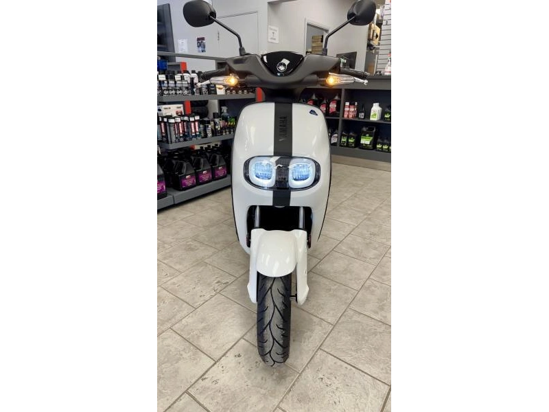 2025 Yamaha Neo's Electric Scooter alt