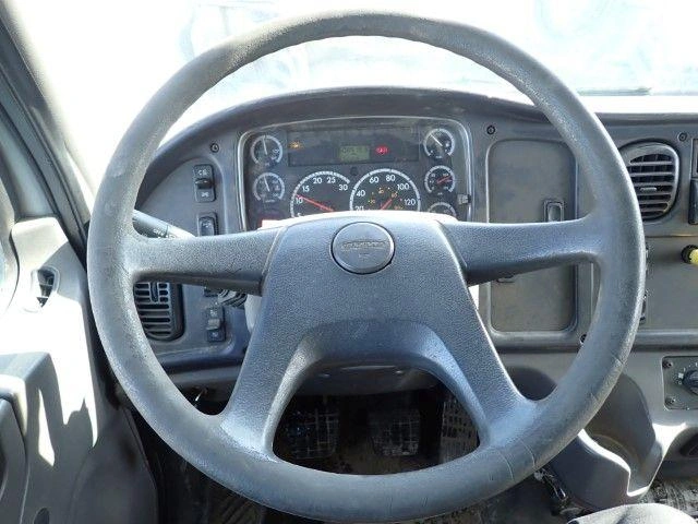 Freightliner M2106 2005