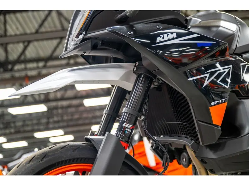 2024 KTM 890 SMT thumbnail 4