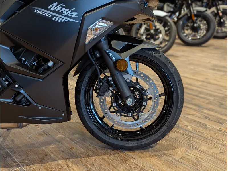 2026 Kawasaki Ninja 500 // Metallic Flat Spark Black/Metallic Spark Black thumbnail 4