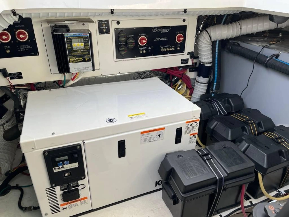 Cruisers Yachts 350 Express 2012 alt