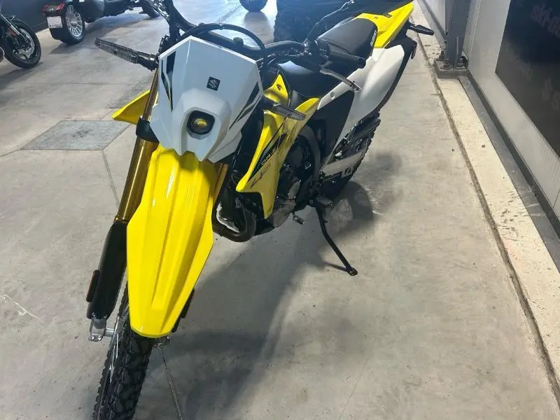 Suzuki Dr-z400s Champion Yellow No2 2025 alt