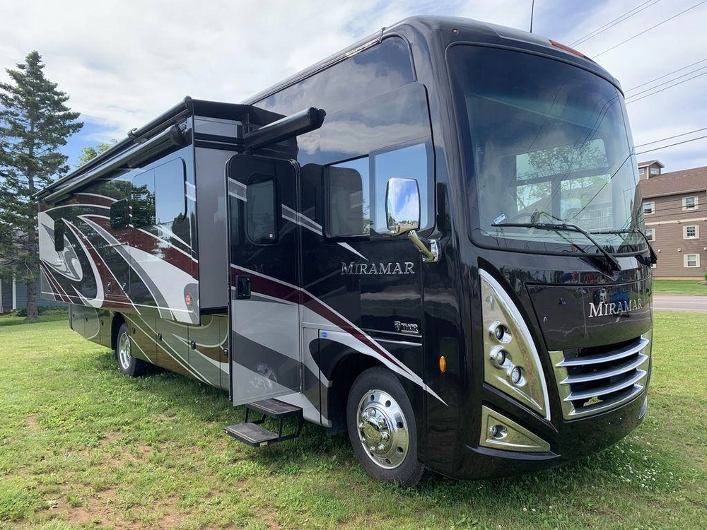 2022 Thor Motor Coach Miramar 35.2 alt