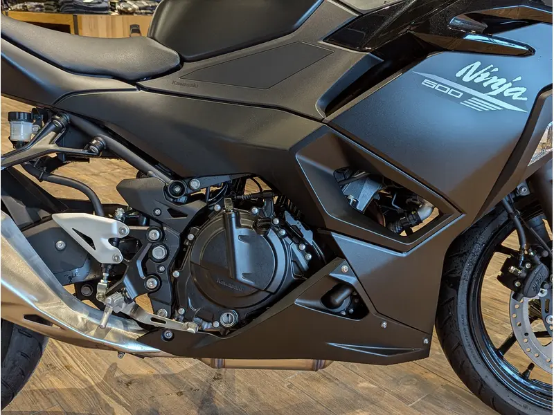 2026 Kawasaki Ninja 500 // Metallic Flat Spark Black/Metallic Spark Black thumbnail 6