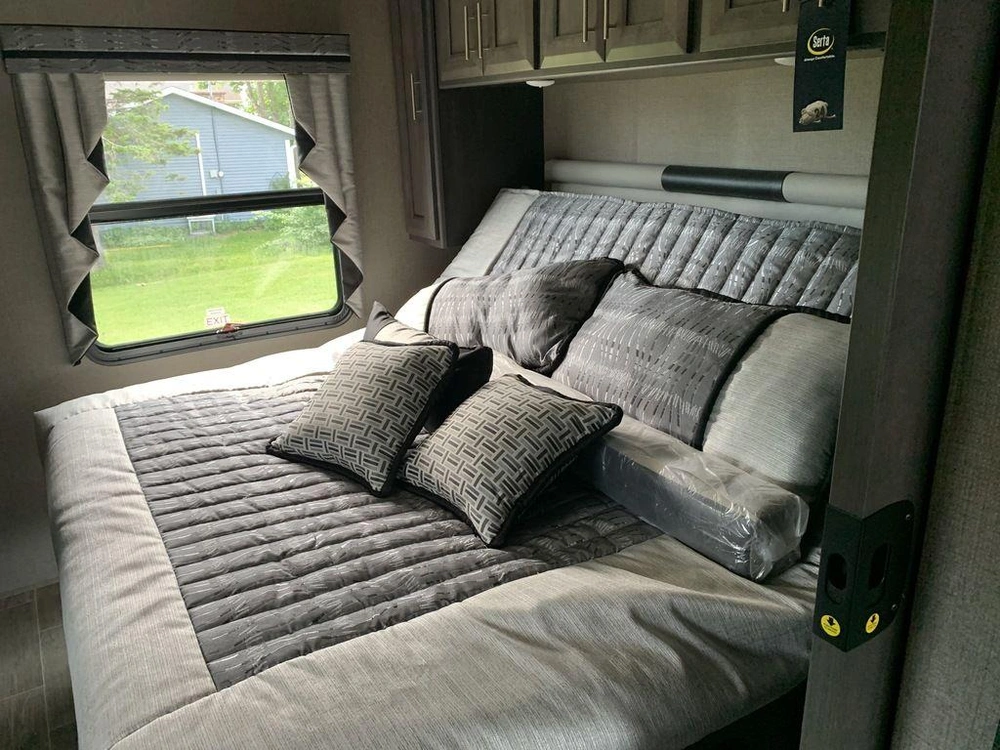 2022 Thor Motor Coach Miramar 35.2 alt