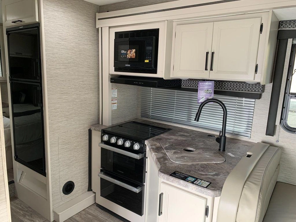 2023 Thor Motor Coach Chateau 28z alt
