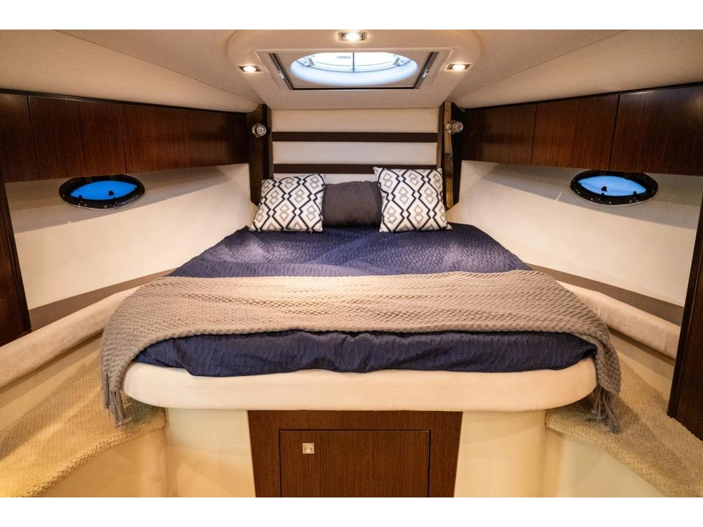 Cruisers Yachts 350 Express 2012 alt