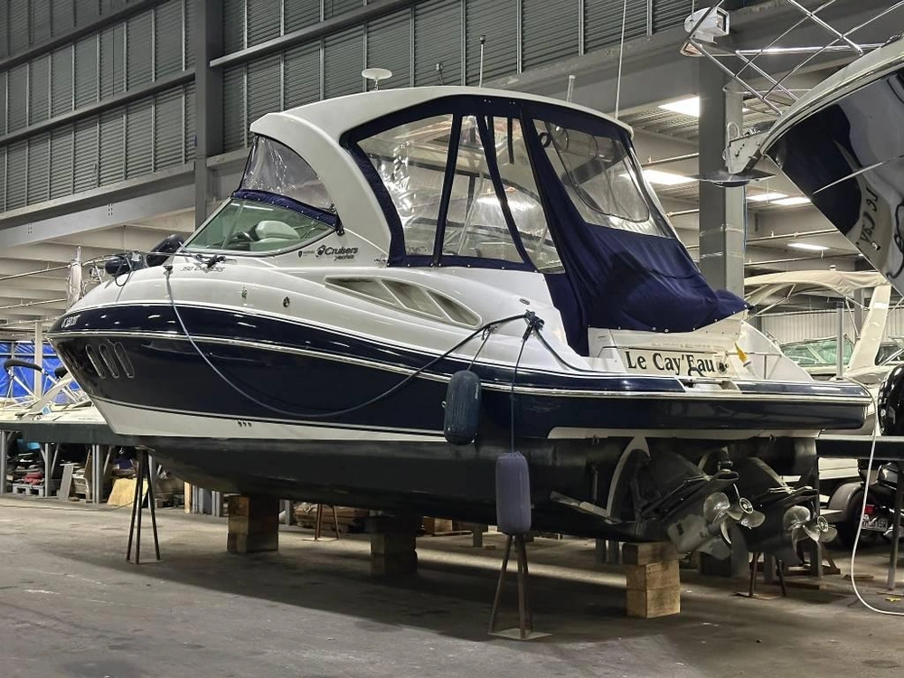 Cruisers Yachts 350 Express 2012 alt