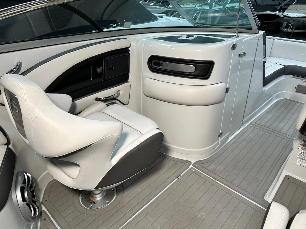 Crownline E 235 2022 alt