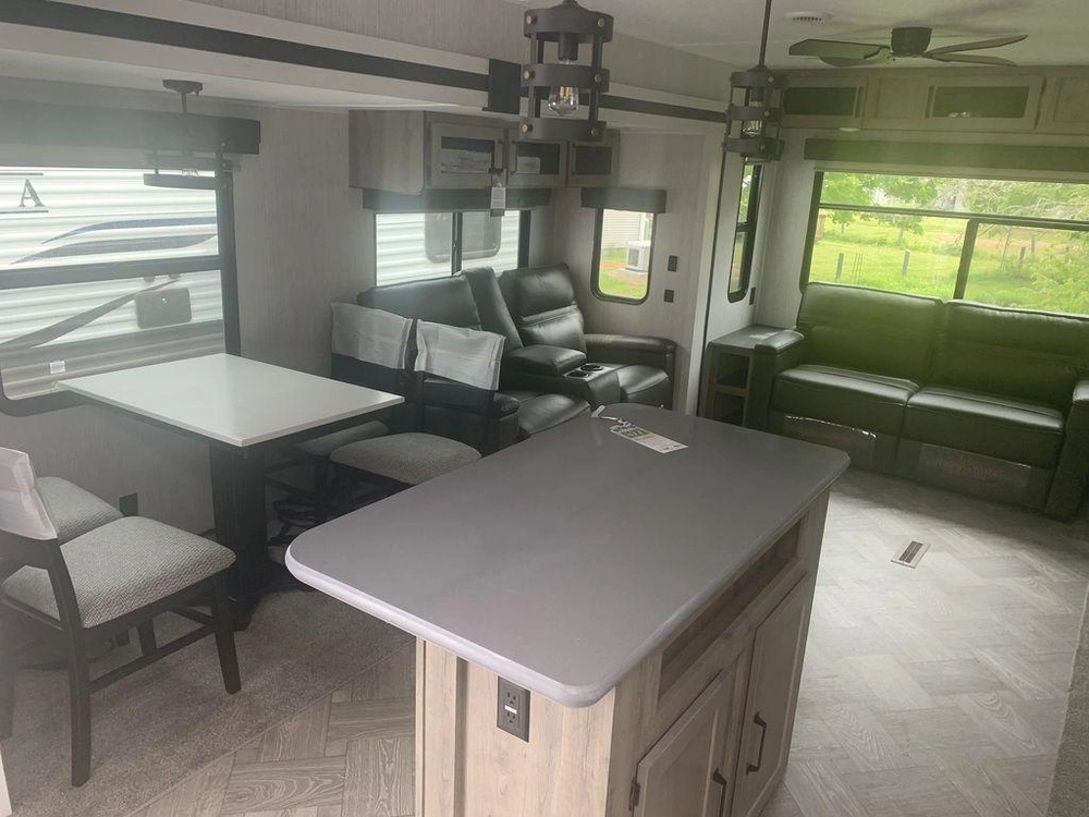 2023 Palomino Puma Destination 38rlq alt