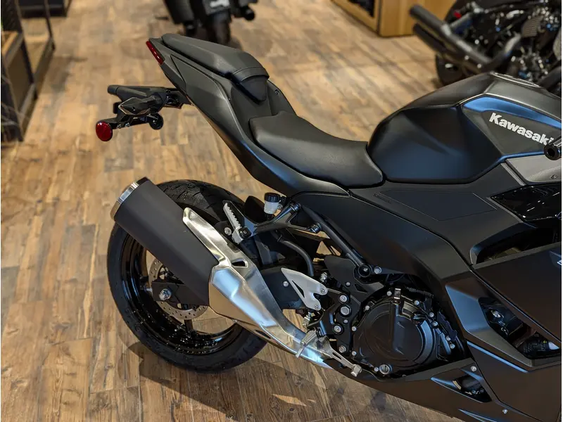 2026 Kawasaki Ninja 500 // Metallic Flat Spark Black/Metallic Spark Black thumbnail 10