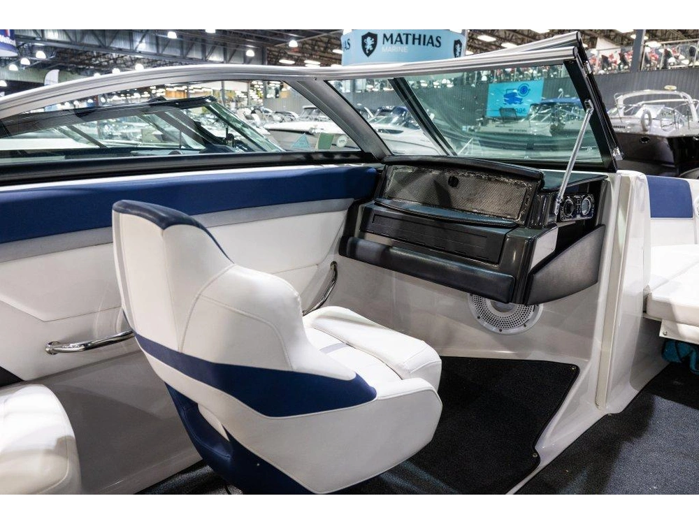 2012 Four Winns 230 Horizon alt