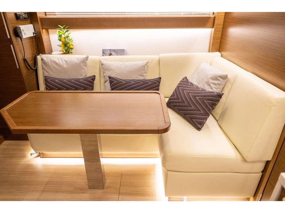 Bavaria S36 Coupe Volvo D3-220 2018 alt