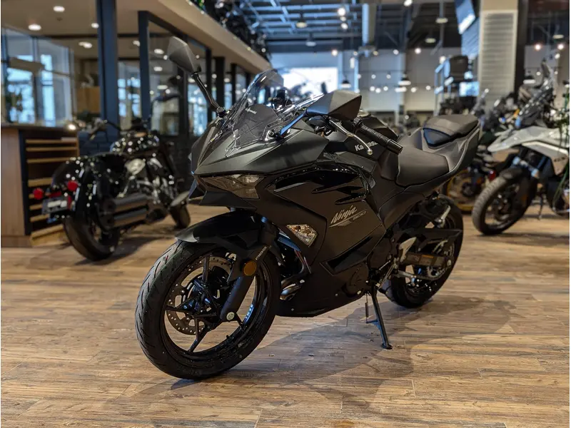 2026 Kawasaki Ninja 500 // Metallic Flat Spark Black/Metallic Spark Black thumbnail 13