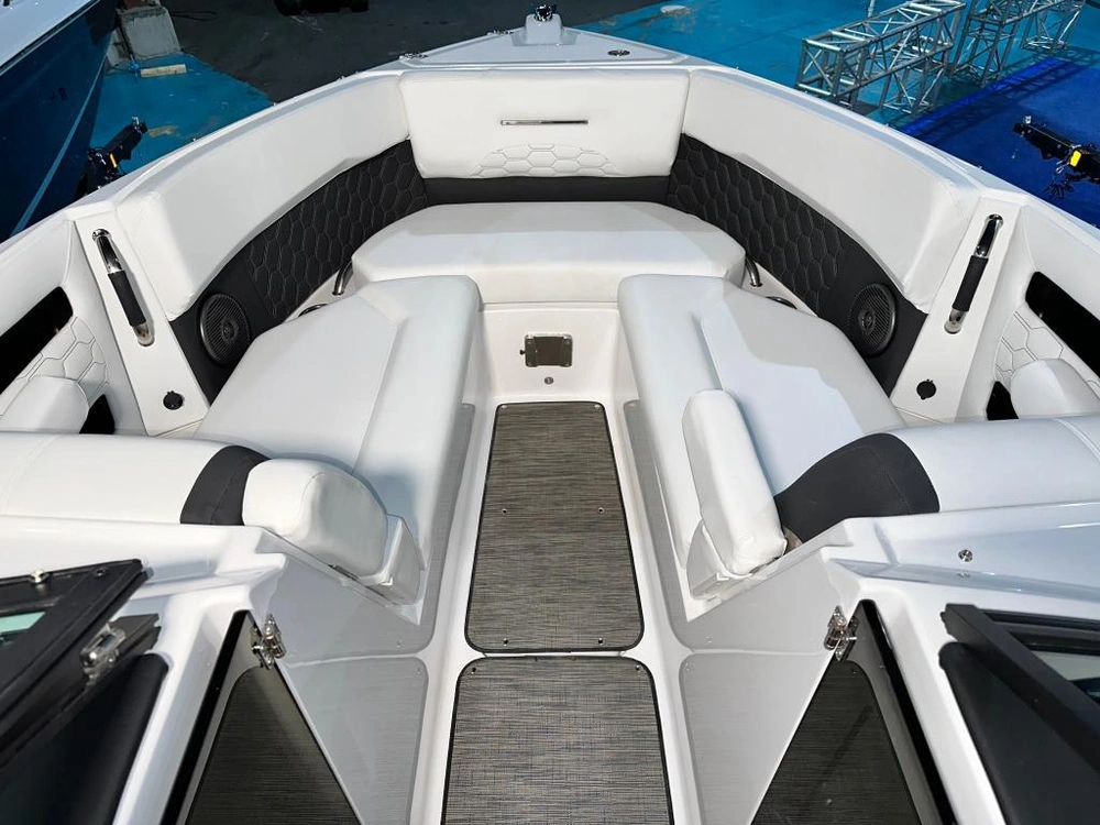 Four Winns H6 Mercruiser 6.2l / Bravo 3 - Demo 2025 alt