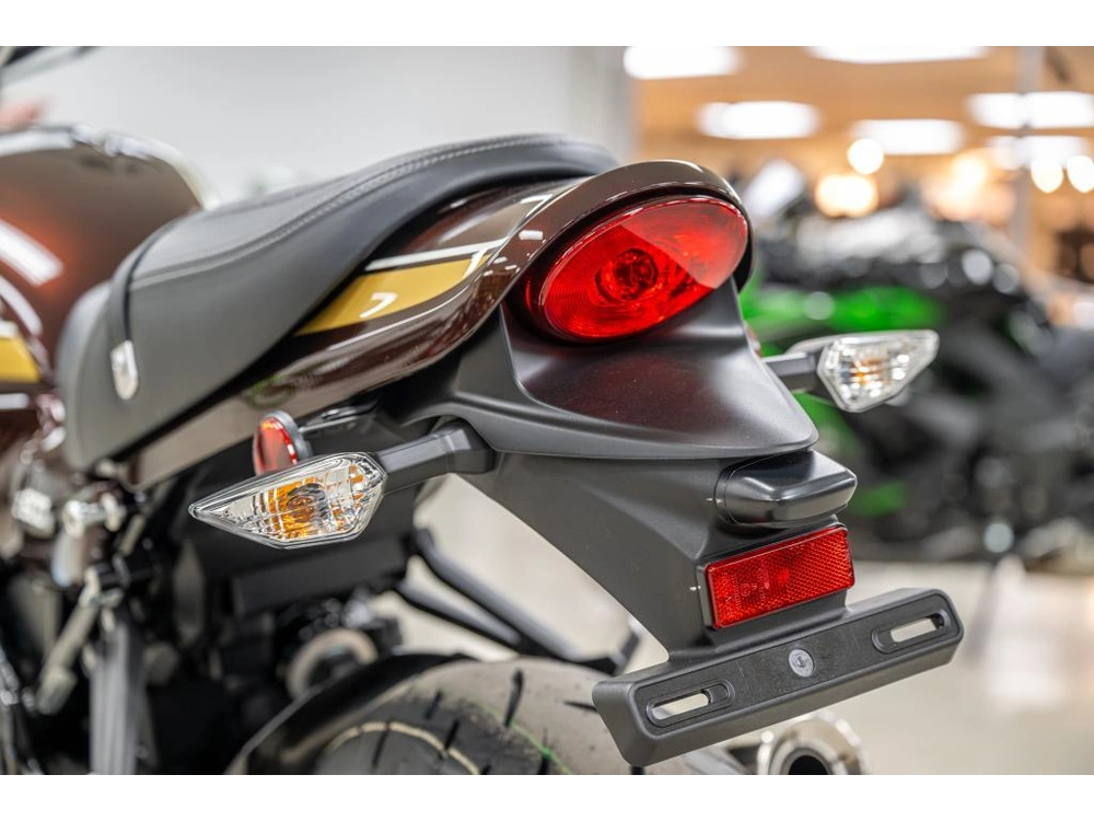 2025 Kawasaki Z900rs alt