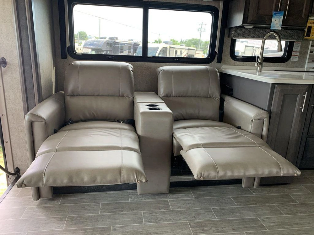 2022 Thor Motor Coach Miramar 35.2 alt