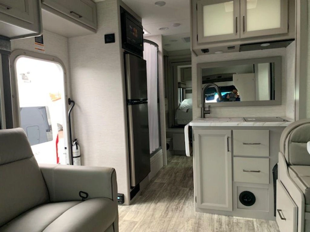 2024 Thor Motor Coach 24lw alt