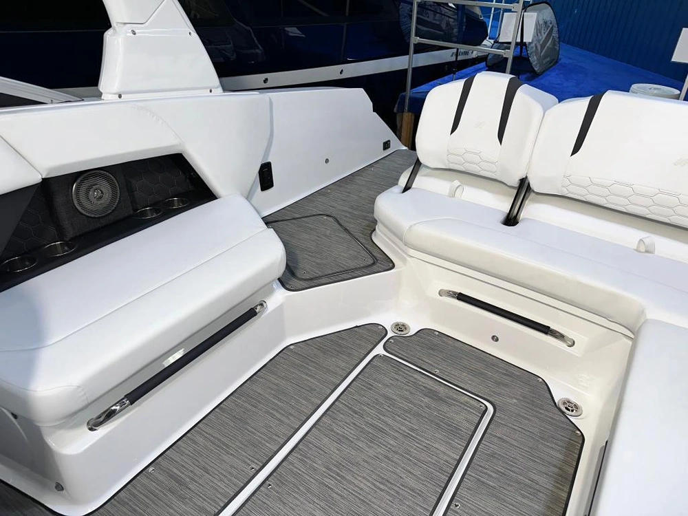 Four Winns H6 Mercruiser 6.2l / Bravo 3 - Demo 2025 alt
