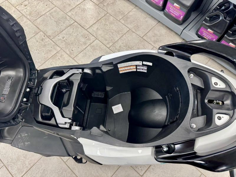 2025 Yamaha Neo's Electric Scooter alt