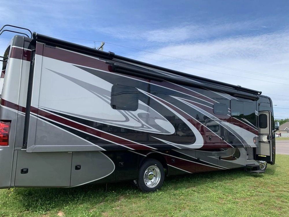 2022 Thor Motor Coach Miramar 35.2 alt