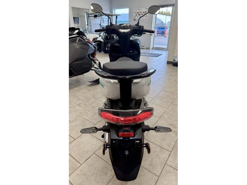 2025 Yamaha Neo's Electric Scooter alt