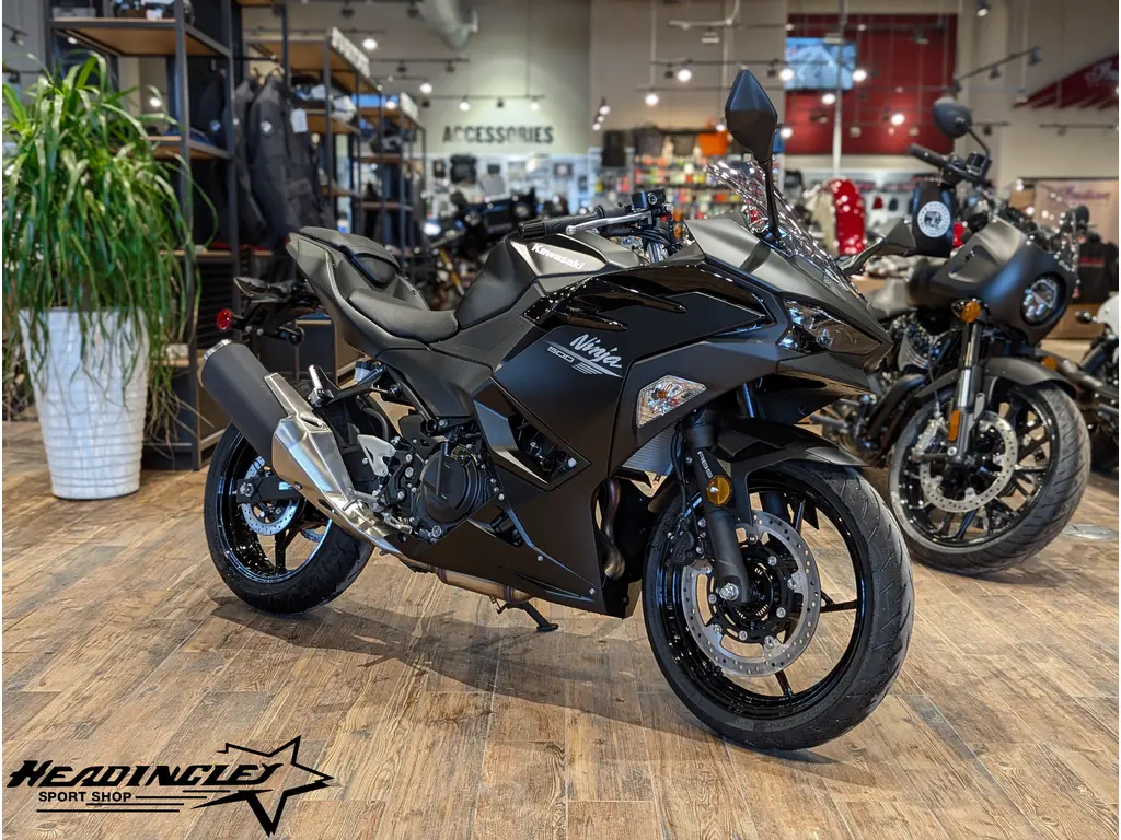 2026 Kawasaki Ninja 500 // Metallic Flat Spark Black/Metallic Spark Black 