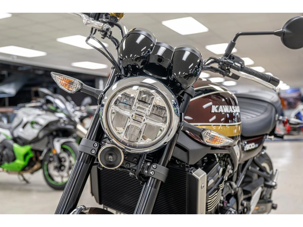 2025 Kawasaki Z900rs alt