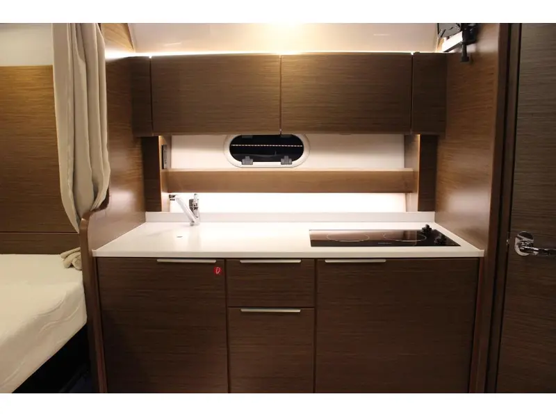 2021 Bavaria Motoryachts S33 HT VOLVO D3-220 EVC thumbnail 14